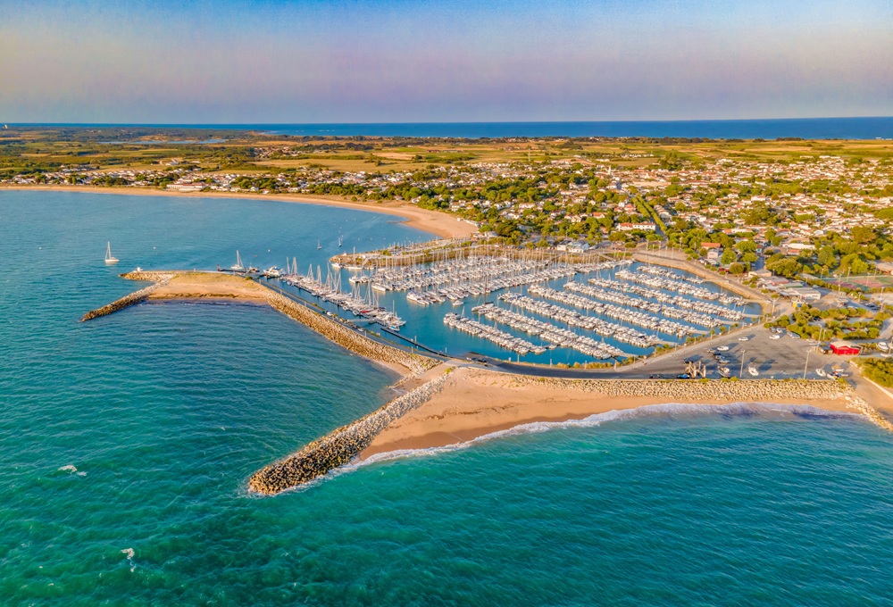 Taxe de séjour : le bras de fer continue entre Airbnb et l’île d’OléronLinda Lainé avec l’AFP