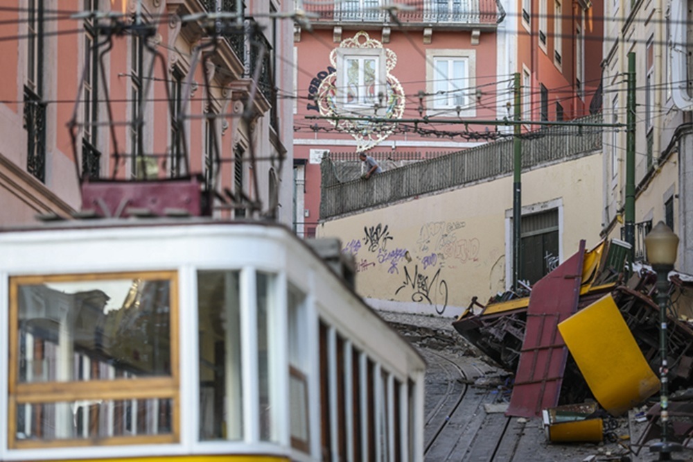 Portugal : un an après l’accident meurtrier du funiculaire historique, Lisbonne veut le remplacer par un projet moderneL’Echo touristique avec l’AFP
